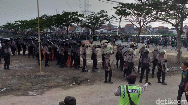 Ribuan Suporter Bentrok dengan Polisi di Luar Stadion GBT