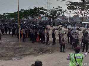 Ribuan Suporter Bentrok dengan Polisi di Luar Stadion GBT