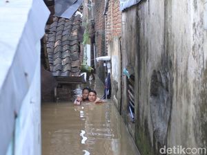 Dramatis, Evakuasi Ibu Hamil 8 Bulan dari Banjir Setinggi Leher