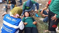 Beberapa massa suporter yang tak sempat menyelamatkan diri terjatuh dan terinjak-injak serta mengalami sesak napas.