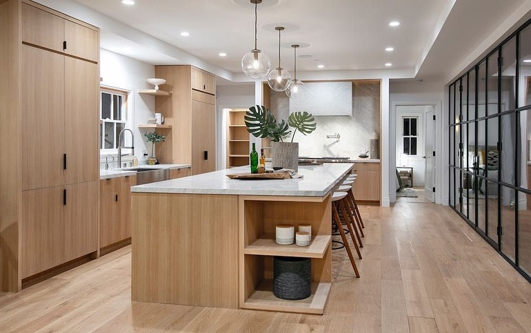 Rumah juga dilengkapi bar, walk-in closet dan ruang khusus penyimpanan wine. Foto: Instagram/@hiltonhyland