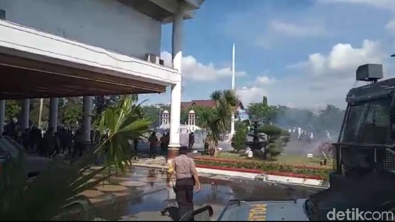 Demo Tolak Usaha Tambang di Aceh Rusuh, Polisi Tembak Gas Air Mata