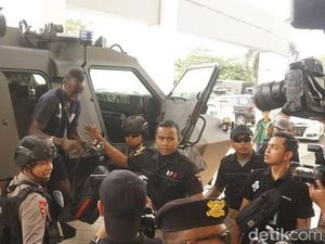 Skuat Arema FC Diangkut Tiga Rantis ke Stadion Gelora Bung Tomo