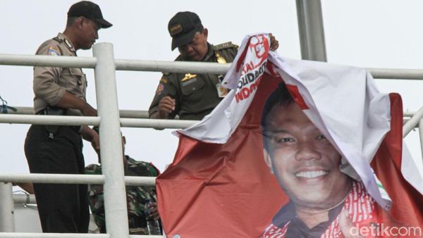 Lagi, Petugas Tertibkan APK Caleg yang Mejeng di JPO Jakbar