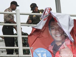 Lagi, Petugas Tertibkan APK Caleg yang Mejeng di JPO Jakbar