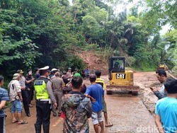Longsor Putus Akses Jalur Majalengka-Kuningan, Lalin Dialihkan