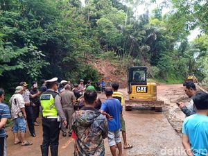 Longsor Putus Akses Jalur Majalengka-Kuningan, Lalin Dialihkan Longsor Putus Akses Jalur Majalengka-Kuningan, Lalin Dialihkan
