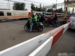 KAI Sesalkan Ulah Emak-emak yang Viral Terobos Palang KA Hingga Terjungkal
