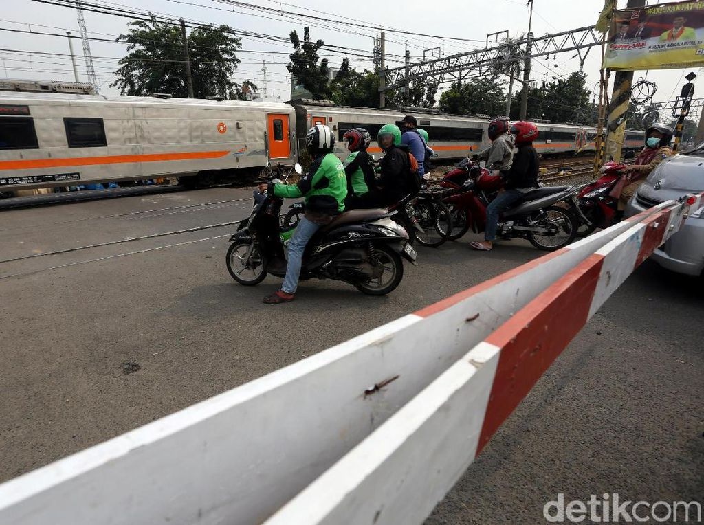 KAI Sesalkan Ulah Emak-emak yang Viral Terobos Palang KA Hingga Terjungkal KAI Sesalkan Ulah Emak-emak yang Viral Terobos Palang KA Hingga Terjungkal
