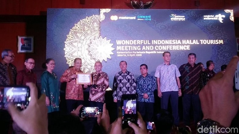 Menpar Arief Yahya dan perwakilan tempat dengan wisata halal (Randy/detikcom) Menpar Arief Yahya dan perwakilan tempat dengan wisata halal (Randy/detikcom)