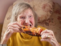 Trauma dengan Italia, Nenek 94 Tahun Ini Cicip Pizza untuk Pertama Kalinya