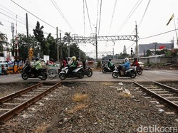 Tragis! Pemotor Tewas Disambar KA saat Nyelonong di Perlintasan