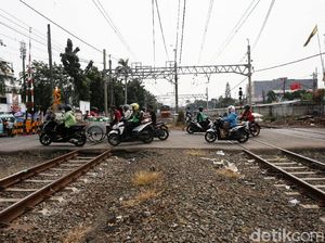 Tragis! Pemotor Tewas Disambar KA saat Nyelonong di Perlintasan Tragis! Pemotor Tewas Disambar KA saat Nyelonong di Perlintasan
