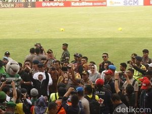 Puluhan Ribu Bonek Beri Gubernur Khofifah Salam Satu Nyali... Wani