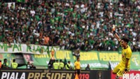 Penjaga gawang Arema FC Kurniawan Kartika Ajie melakukan selebrasi ketika timnya berhasil menyamakan kedudukan dengan Persebaya Surabaya pada laga final leg 1 Piala Presiden 2019 di Gelora Bung Tomo, Surabaya, Jawa Timur, Selasa (9/4/2019).