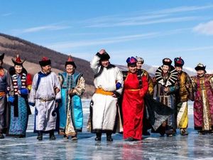 Ketika Mongolia Merayakan -40 Celcius di Atas Es Danau Khvsgl