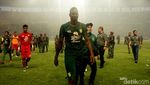 Momen Suporter Persebaya Nyalakan Flare Sebagai Bentuk Kekecewaan