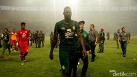 Suporter menilai kepemimpinan wasit Oki Dwi Putra Senjaya dari Bandung tidak berimbang. Tak hanya itu, sejumlah suporter terlihat kecewa dengan kiper Persebaya Surabaya Miswar Saputra yang kebobolan dua gol. 