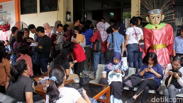 Warga Ramai-ramai Urus Surat Pindah Tempat Mencoblos di Jakbar