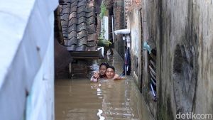 Detik-detik Evakuasi Ibu Hamil dari Banjir di Bandung