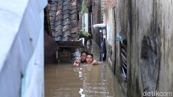 Detik-detik Evakuasi Ibu Hamil dari Banjir di Bandung