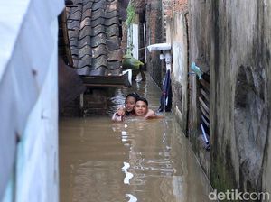 Video: Evakuasi Ibu Hamil dari Banjir Setinggi Leher di Bandung Video: Evakuasi Ibu Hamil dari Banjir Setinggi Leher di Bandung