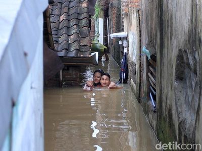 Detik-detik Evakuasi Ibu Hamil dari Banjir di Bandung