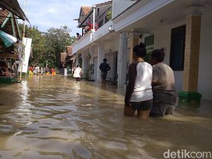 Mensos Beri Bantuan Rp 482 Juta Bagi Korban Banjir Indramayu Mensos Beri Bantuan Rp 482 Juta Bagi Korban Banjir Indramayu