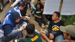 Ribuan Suporter Bentrok dengan Polisi di Luar Stadion GBT