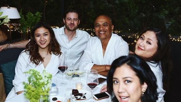 Cantik Menawan! Adik Sherina, Mayzura Munaf yang Gemar Ngopi