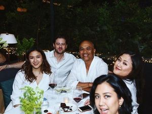 Cantik Menawan! Adik Sherina, Mayzura Munaf yang Gemar Ngopi