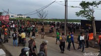 Mulai hilang kesabaran, petugas langsung mengejar dan memukul beberapa massa suporter yang masih bertahan. Namun bukan mundur massa mulai beringas dan melemparkan apa saja. Petugas membalas dengan menembakkan gas air mata. Massa suporter kemudian berlarian mundur.