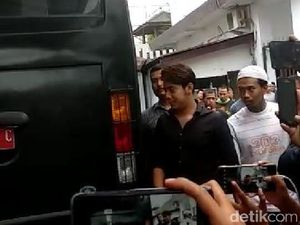 Kriss Hatta Resmi Ditahan Atas Kasus Pemalsuan Dokumen Kriss Hatta Resmi Ditahan Atas Kasus Pemalsuan Dokumen