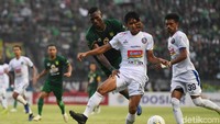 Amido Balde (kiri) berebut bola dengan pemain Arema FC Jayus Hariono. 
