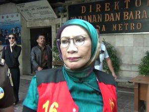 Ditemani Atiqah Hasiholan, Ratna Berangkat dari Polda ke PN Jaksel