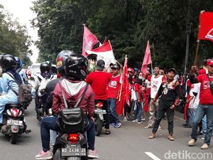 Jalan Slamet Riyadi Solo Memerah, Massa Pro Jokowi Mulai Berdatangan