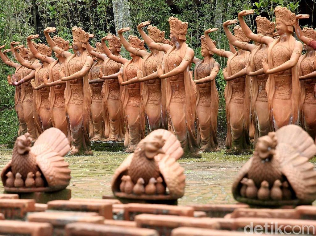 Potret Eksotis Ratusan Patung Penari Gandrung Banyuwangi