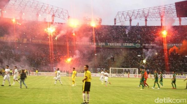 Momen Suporter Persebaya Nyalakan Flare Sebagai Bentuk Kekecewaan