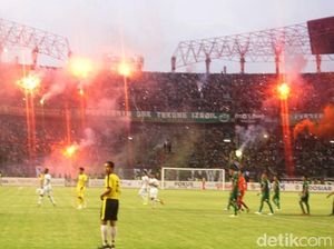 Persebaya Vs Arema Usai, Bonek Lempari Pemain dan Nyalakan Flare