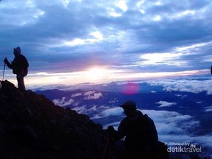 Hiking di Kerinci: Jangan Turun Setelah Jam 5 Sore Hiking di Kerinci: Jangan Turun Setelah Jam 5 Sore