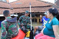 Suryani bersama Babinsa Desa Dayeuhkolot/