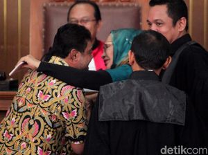 Momen Ratna dan Said Iqbal Cipika-cipiki di Persidangan Momen Ratna dan Said Iqbal Cipika-cipiki di Persidangan