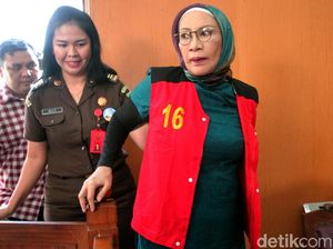 Tetap Salam Dua Jari, Ratna Sarumpaet Berharap Pemilu Damai
