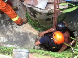 Dramatis! Penyelamatan Emak-emak Terperosok ke Sumur di Bandung