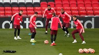 Begini suasana sesi latihan Barcelona di Old Trafford, Manchester, Inggris. Reuters/Lee Smith.