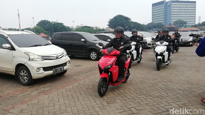 Menteri Nasir Touring Naik Motor Listrik di Jakarta