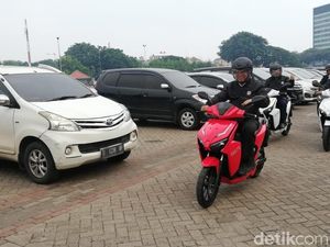 Menteri Nasir Touring Naik Motor Listrik di Jakarta Menteri Nasir Touring Naik Motor Listrik di Jakarta