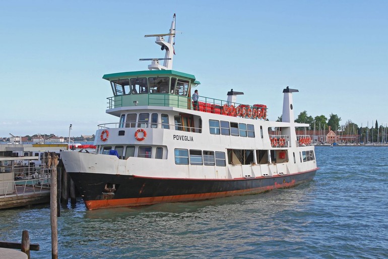 Venice di Italia memiliki Poveglia Island yang disebut-sebut sebagai tempat paling berhantu di dunia. Pulau tersebut pernah menjadi tempat pembuangan para korban wabah mematikan dan juga suaka bagi penderita sakit jiwa. Kini terabaikan, Pulau Poveglia jadi destinasi populer bagi para pemburu hantu dan penikmat adrenaline rush. Foto: iStock