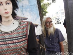 Kisah Muchtar, Pemain Boneka Panggung di Jalan Raya Padalarang