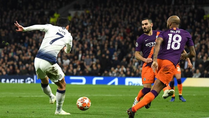 LONDON, ENGLAND - APRIL 09: Heung-Min Son of Tottenham Hotspur scores his teams first goal during the UEFA Champions League Quarter Final first leg match between Tottenham Hotspur and Manchester City at Tottenham Hotspur Stadium on April 09, 2019 in London, England. (Photo by Mike Hewitt/Getty Images)